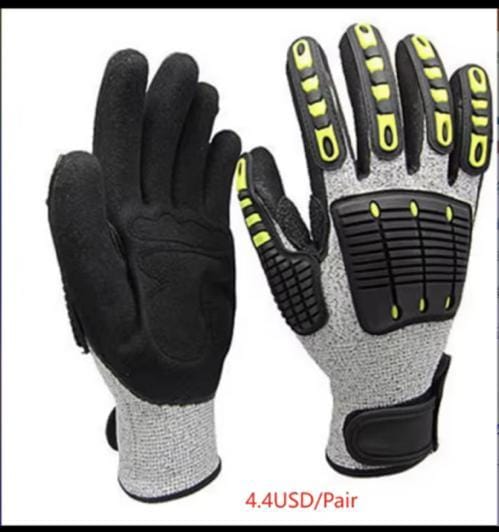 Gants Tactiques de Protection Robustes et Polyvalents

Protégez vos mains sans compromettre votre dextérité !